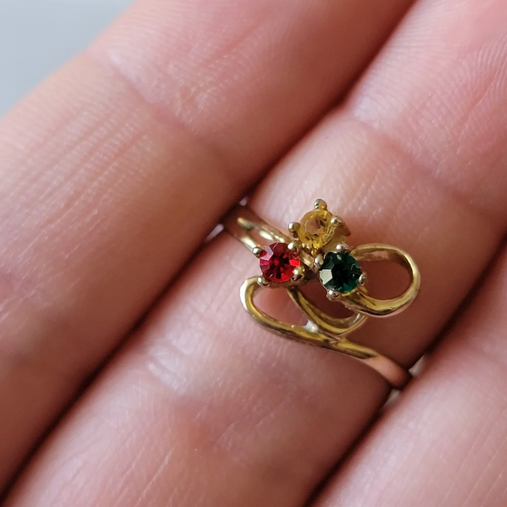 Vintage 3 Stone Mothers Ring Simulated Gemstone Gold Tone Dainty Size 7¾
